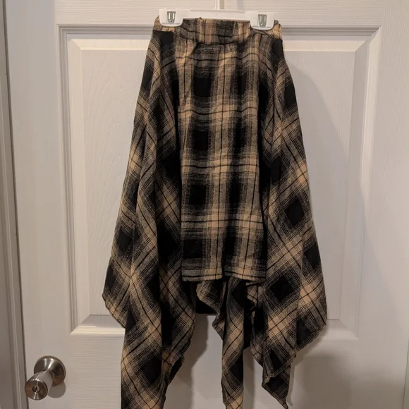 Plaid Handkerchief Hem Skirt in Black and Cream - Picture 3 of 3